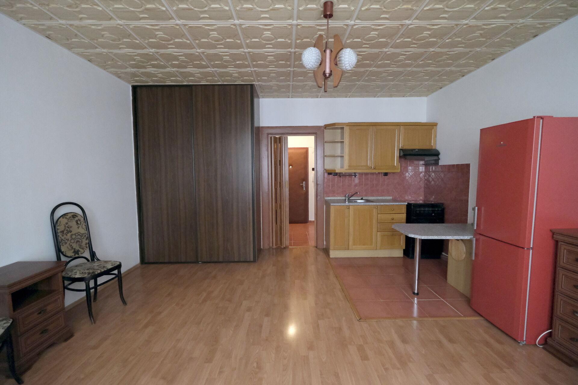 Cihlová garsoniera s balkonem, Viklefova ulice, Praha 3