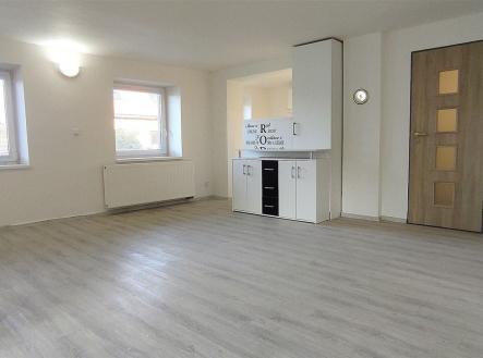 obývací pokoj, pohled na kuchyňský kout | Prodej - dům/vila, 68 m²