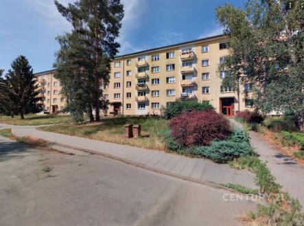 Čtyřpodlažní bytový dům s balkony, obklopený zelení a stromy, na klidném místě. Fasáda je v dobrém stavu, nabízí pohodlné bydlení v příjemné lokalitě. | Pronájem bytu, 2+1, 56 m²