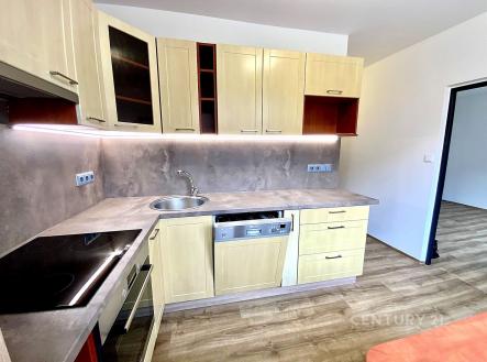 Moderní kuchyň s parketovou podlahou, světlou kuchyňskou linkou a vestavěnou myčkou, doplněná stylovým obkladem stěn. | Pronájem bytu, 2+1, 56 m²