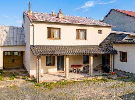 Rodinný dům s terasou, moderní bílé fasády a dřevěnými okny, prostorný dvorek s garáží, klidná lokalita vhodná pro rodinné bydlení. | Pronájem bytu, 3+1, 86 m²