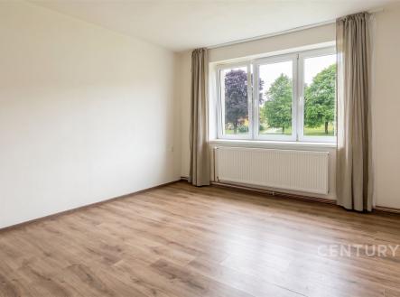Světlá ložnice s parketovou podlahou, velká okna nabízejí pohled do zeleně, moderní zrenovovaný prostor vhodný pro klidné bydlení. | Pronájem bytu, 3+1, 86 m²