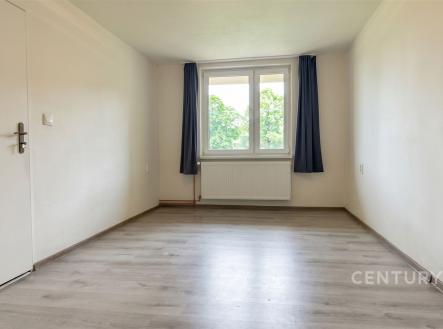 Světlá ložnice s parketovou podlahou, velkými okny a moderním designem, nabízí klidnou atmosféru a přírodní světlo pro pohodlné bydlení. | Pronájem bytu, 3+1, 86 m²
