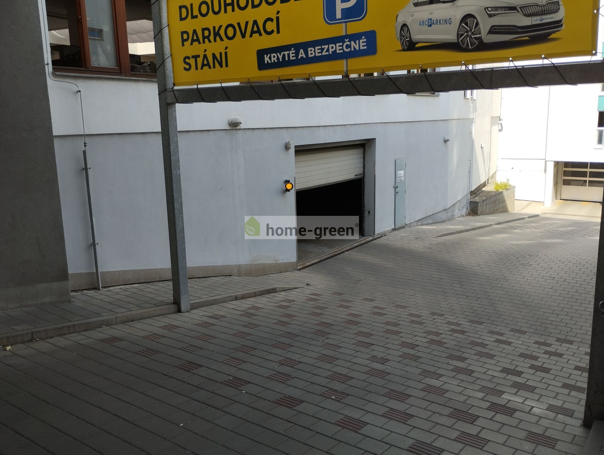 Parkovací místo v garáži - 15 m2, Mojmírovo náměstí, Brno