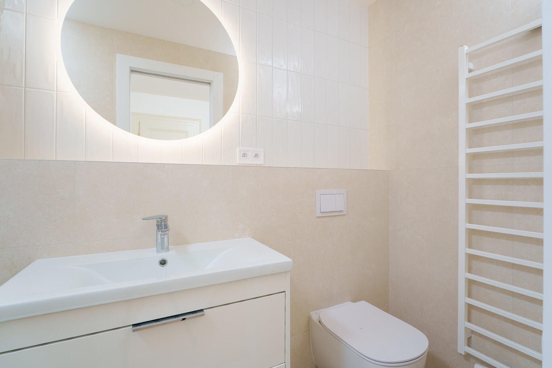 Byt 1+kk s výhledem do parku na pomezí Žižkova a Vinohrad.