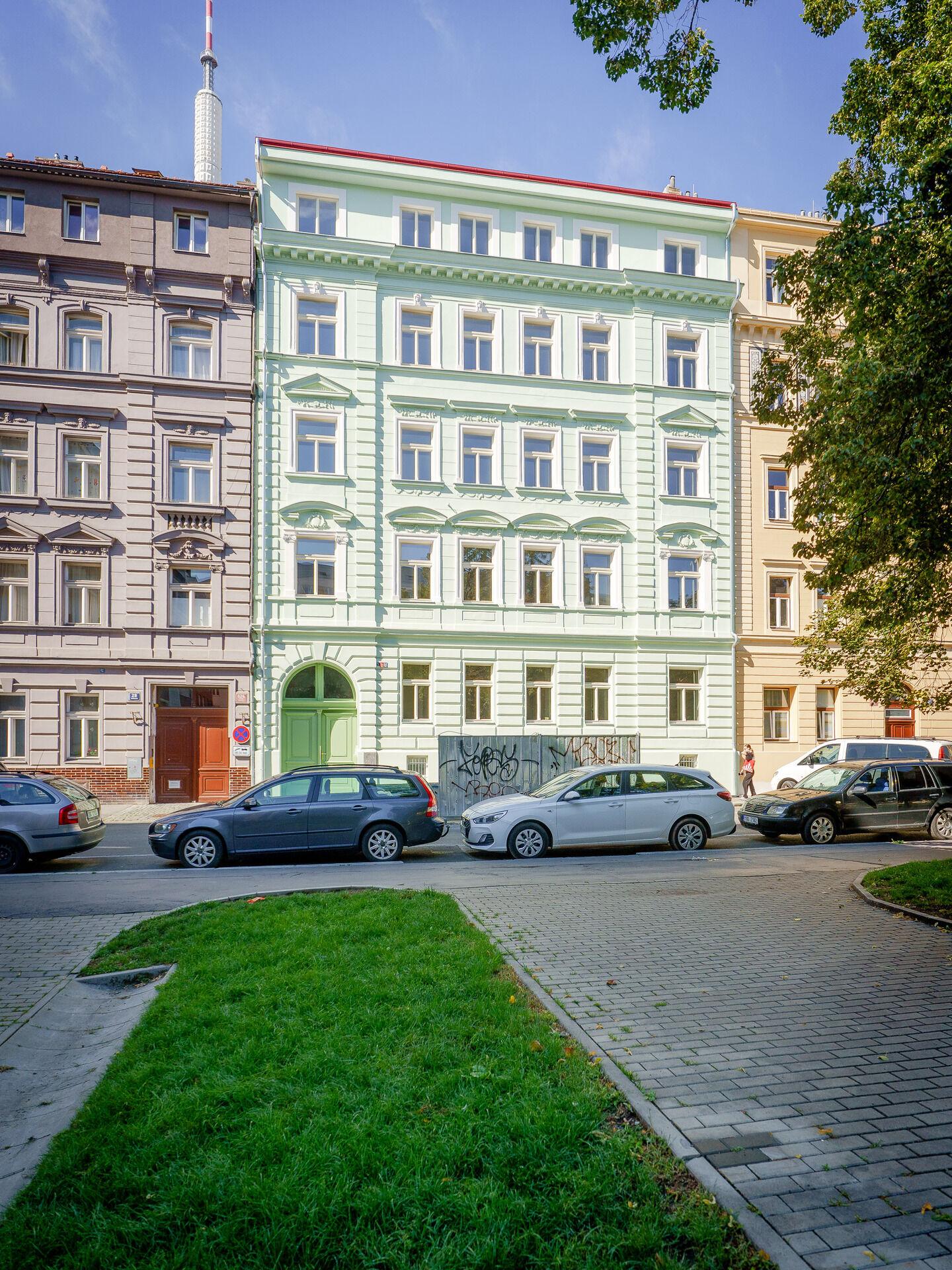 Byt 1+kk s výhledem do parku s kostelem na pomezí Žižkova a Vinohrad.