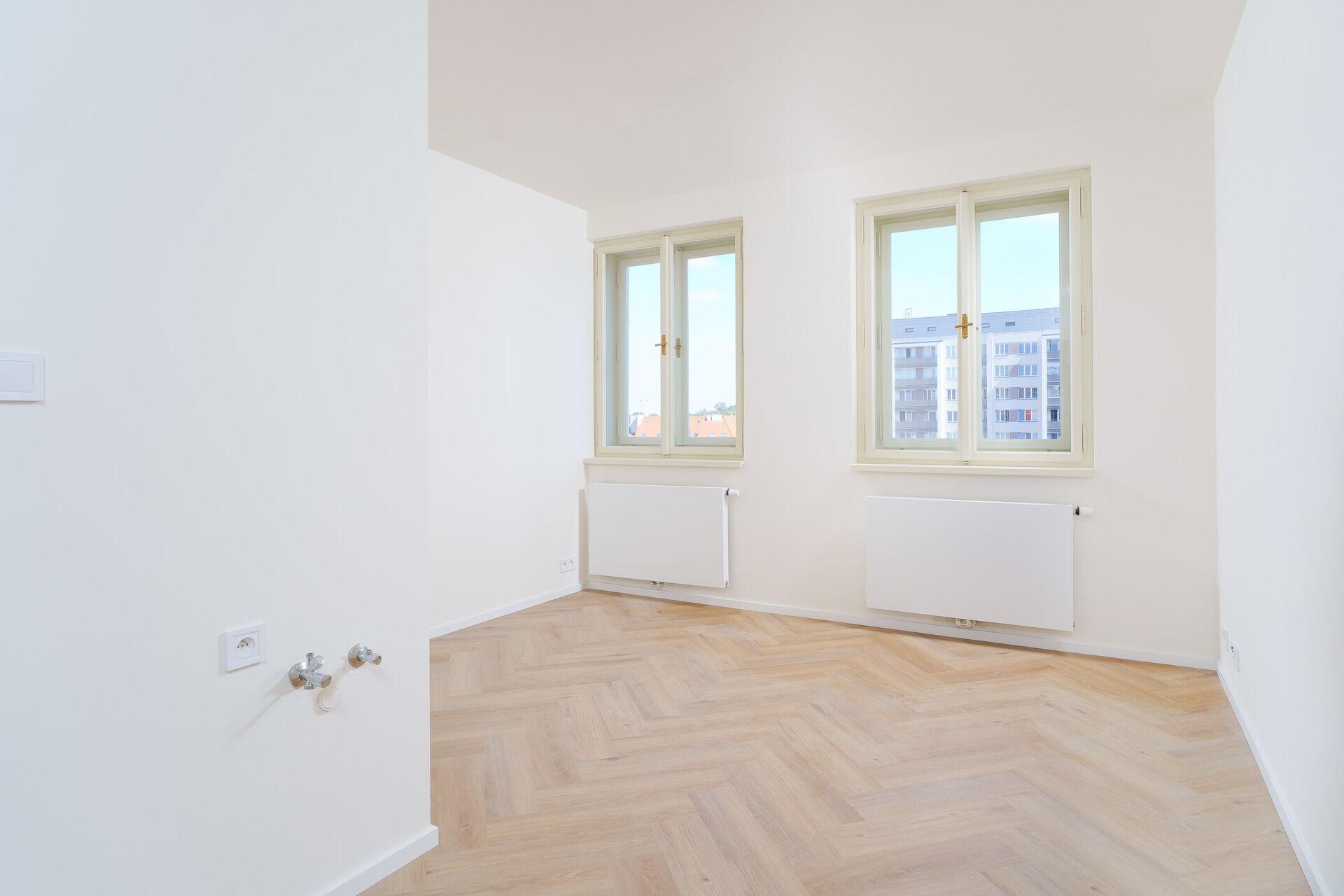 Byt 1+kk s výhledem do parku s kostelem na pomezí Žižkova a Vinohrad.