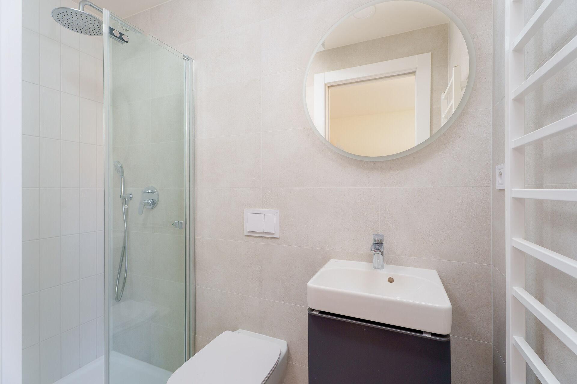 Byt 1+kk s výhledem do parku s kostelem na pomezí Žižkova a Vinohrad.