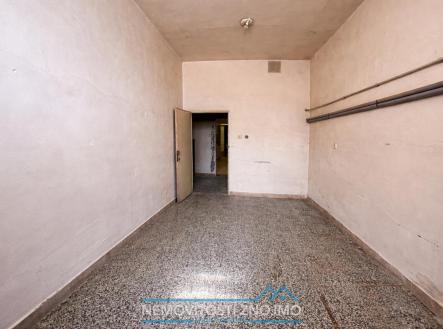 Prazdna mistnost s dennim svetlem.jpg | Pronájem - obchodní prostor, 375 m²