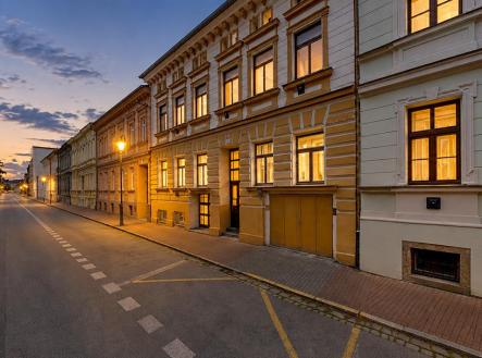 pohled z ulice na dum.jpg | Prodej bytu, 2+1, 67 m²