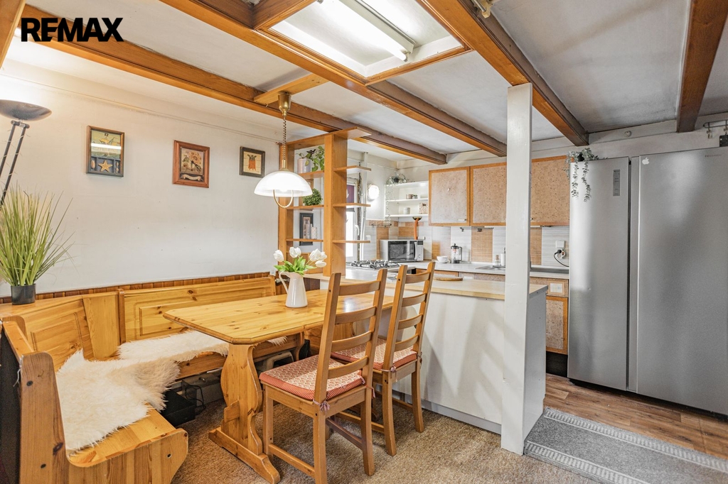 Pohled na jídelní kout a kuchyňskou linku