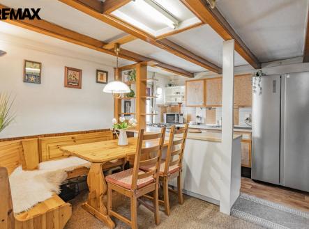 Pohled na jídelní kout a kuchyňskou linku | Prodej - chata/rekreační objekt, 57 m²