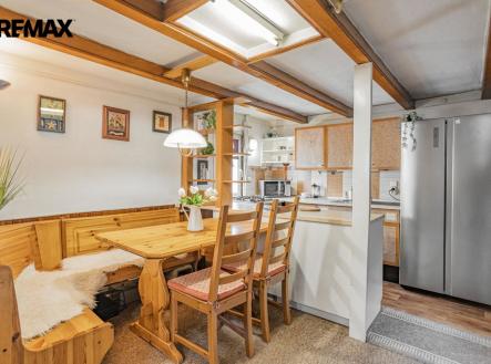 Pohled na jídelní kout a kuchyňskou linku | Prodej - chata/rekreační objekt, 57 m²