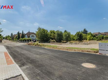 Pohled na pozemek a okolní zástavbu | Prodej - pozemek pro bydlení, 1 099 m²