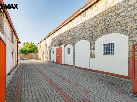 p1235469.jpg | Prodej - nájemní dům, 1 500 m²