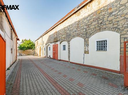 p1235469.jpg | Prodej - nájemní dům, 1 500 m²