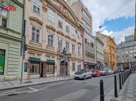 Pohled na dům z ulice | Pronájem bytu, 3+kk, 77 m²