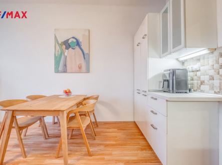 Obývací pokoj s jídelním koutem a kuchyňskou linkou | Pronájem bytu, 2+kk, 50 m²