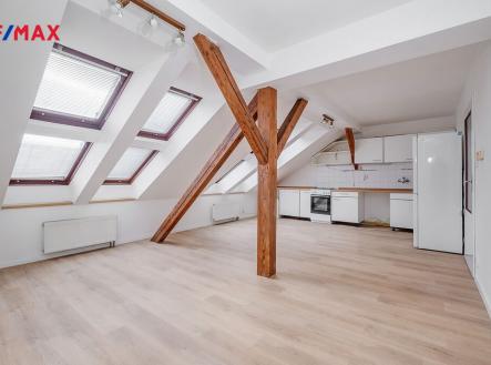 Obývací pokoj s kuchyňským koutem | Pronájem bytu, 2+kk, 65 m²