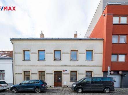 Pohled na dům z ulice | Pronájem bytu, 2+kk, 65 m²