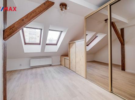 Ložnice bytu s vestavěnými skříněmi | Pronájem bytu, 2+kk, 65 m²