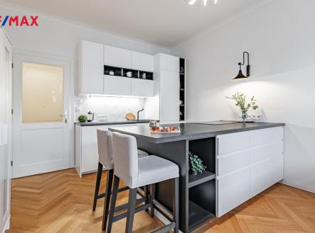 Pohled na kuchyňskou linku s barovým pultem | Prodej bytu, 1+kk, 30 m²