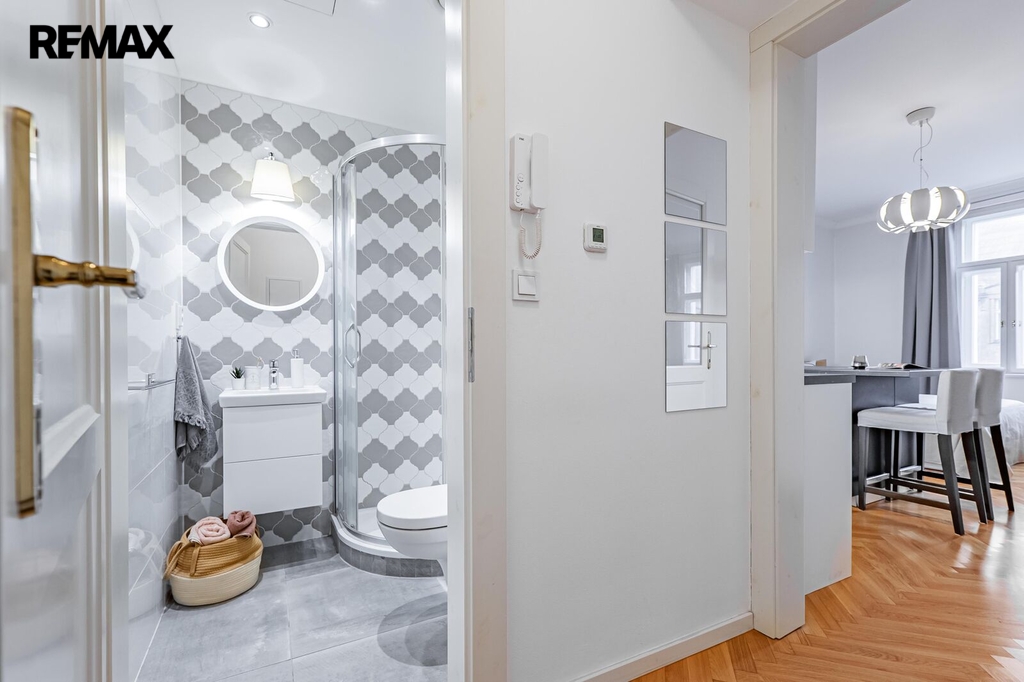 Pohled z předsíně do koupelny a obývacího pokoje