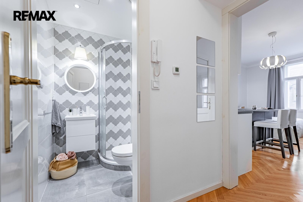 Pohled z předsíně do koupelny a obývacího pokoje