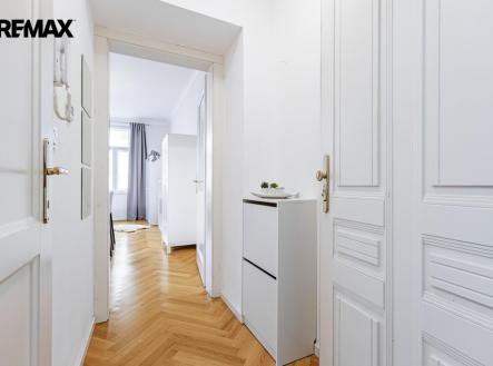 Vstupní předsíň s pohledem do obývacího pokoje | Prodej bytu, 1+kk, 30 m²