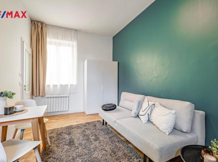 Obývací pokoj s oknem do klidného dvora | Pronájem bytu, 1+kk, 25 m²