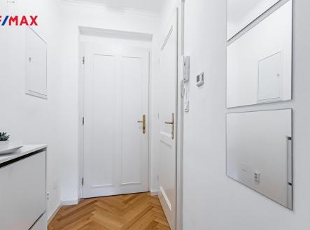 Vstupní předsíň bytu | Pronájem bytu, 1+kk, 30 m²