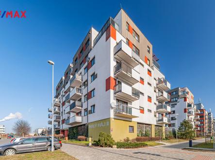 Pohled na dům z ulice | Prodej bytu, 2+kk, 52 m²