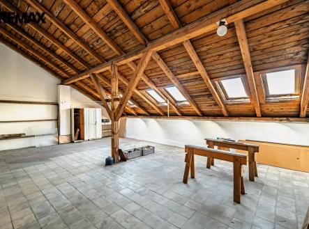 Aktuální stav půdního prostoru | Prodej - nájemní dům, 1 020 m²