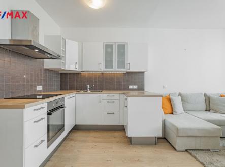 Kuchyňská linka s integrovanými spotřebiči | Pronájem bytu, 2+kk, 45 m²