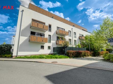 Pohled na dům z ulice | Pronájem bytu, 2+kk, 86 m²