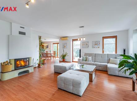 obývák s krbem | Prodej - dům/vila, 286 m²