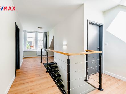 Prostorná hala v 1. patře | Prodej - dům/vila, 268 m²