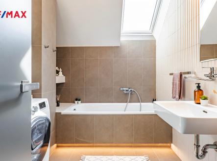 Koupelna v 1. patře | Prodej - dům/vila, 268 m²