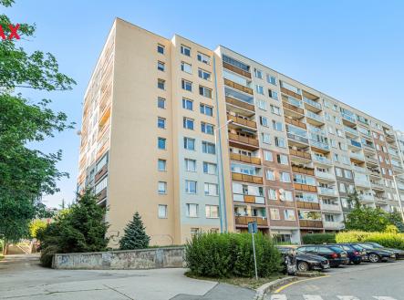 Pohled na dům z ulice | Pronájem bytu, 2+kk, 43 m²