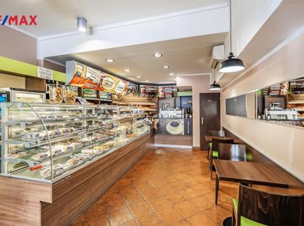 Interiér kavárny v přízemí se vstupem do ulice | Prodej - obchodní prostor, 1 020 m²