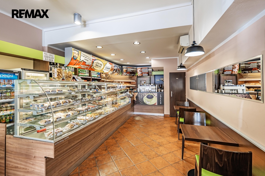 Interiér kavárny v přízemí se vstupem do ulice