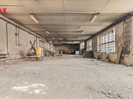 Jedna z budov sloužící jako sklad | Prodej - zemědělský objekt, 2 522 m²