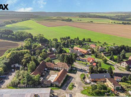 Nemovitost ve vesnici Močedník | Prodej - zemědělský objekt, 2 522 m²