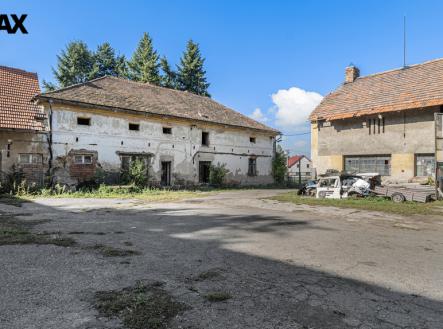 Pohled na budovy ze dvora | Prodej - zemědělský objekt, 2 522 m²