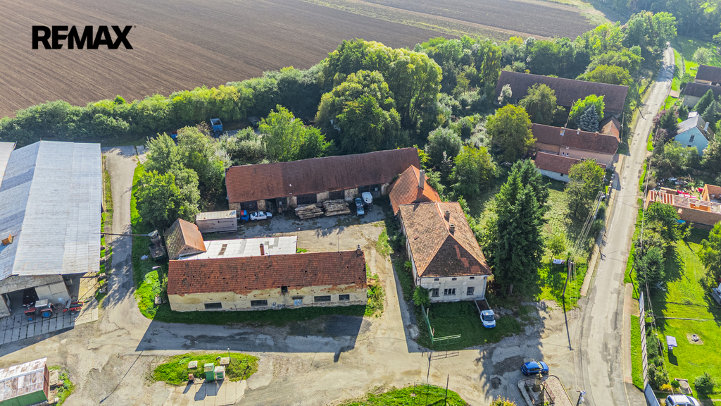 Pohled na usedlost z dronu