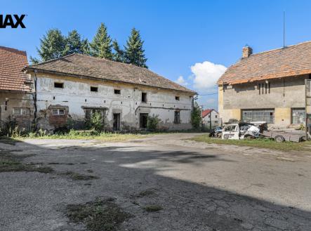 Pohled na budovy ze dvora | Prodej - zemědělský objekt, 2 522 m²