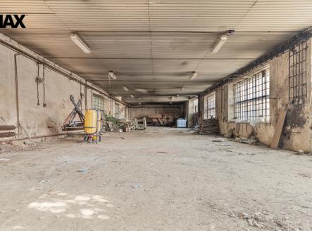 Jedna z budov sloužící jako sklad | Prodej - zemědělský objekt, 2 522 m²