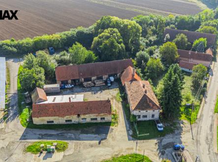 Pohled na usedlost z dronu | Prodej - zemědělský objekt, 2 522 m²