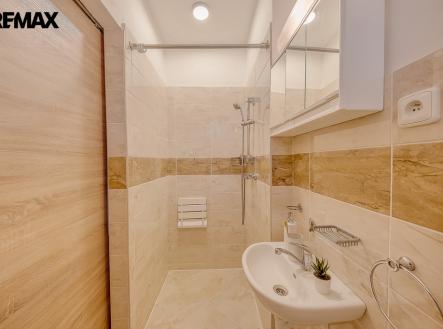 1. patro koupelna | Prodej - dům/vila, 197 m²