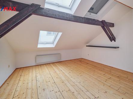 Jeden z pokojů bytu | Pronájem bytu, 2+1, 77 m²